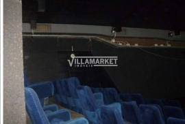 Stall store with 458 m2 consisting of 2 floors and warehouse located in Estrela in Lisbon