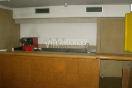 Stall store with 458 m2 consisting of 2 floors and warehouse located in Estrela in Lisbon