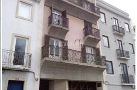 Stall store with 458 m2 consisting of 2 floors and warehouse located in Estrela in Lisbon