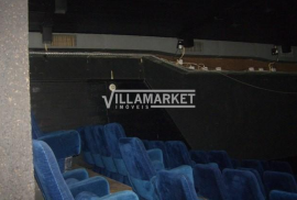 Stall store with 458 m2 consisting of 2 floors and warehouse located in Estrela in Lisbon