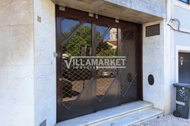 Stall store with 458 m2 consisting of 2 floors and warehouse located in Estrela in Lisbon