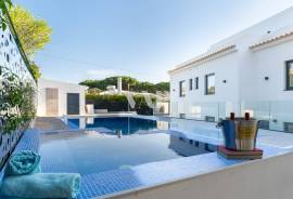 Renovated 8 Bedroom Villa with Pool for Yearly Rental in Vilamoura Renovated 8 Bedroom Villa with Pool for Yearly Rental in Vilamoura