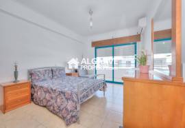 2-bedroom apartment on the top floor with sea view, 200 meters from the beach in Quarteira, Algarve