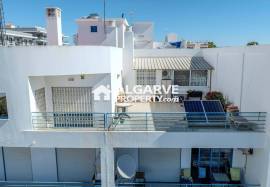 2-bedroom apartment on the top floor with sea view, 200 meters from the beach in Quarteira, Algarve