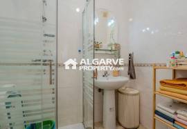 2-bedroom apartment on the top floor with sea view, 200 meters from the beach in Quarteira, Algarve
