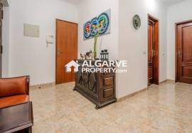 2-bedroom apartment on the top floor with sea view, 200 meters from the beach in Quarteira, Algarve