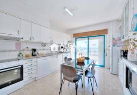2-bedroom apartment on the top floor with sea view, 200 meters from the beach in Quarteira, Algarve