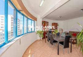 2-bedroom apartment on the top floor with sea view, 200 meters from the beach in Quarteira, Algarve