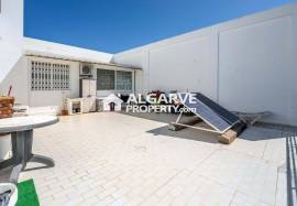 2-bedroom apartment on the top floor with sea view, 200 meters from the beach in Quarteira, Algarve