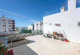 2-bedroom apartment on the top floor with sea view, 200 meters from the beach in Quarteira, Algarve