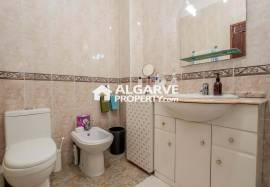 2-bedroom apartment on the top floor with sea view, 200 meters from the beach in Quarteira, Algarve