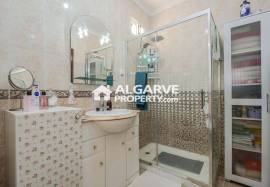 2-bedroom apartment on the top floor with sea view, 200 meters from the beach in Quarteira, Algarve