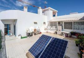 2-bedroom apartment on the top floor with sea view, 200 meters from the beach in Quarteira, Algarve