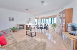 2-bedroom apartment on the top floor with sea view, 200 meters from the beach in Quarteira, Algarve