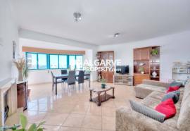 2-bedroom apartment on the top floor with sea view, 200 meters from the beach in Quarteira, Algarve