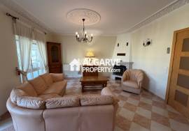 Spacious 4-bedroom apartment next to the beach in the centre of Quarteira.