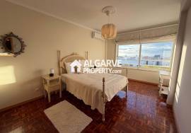 Spacious 4-bedroom apartment next to the beach in the centre of Quarteira.