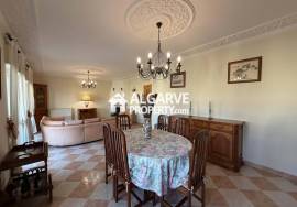 Spacious 4-bedroom apartment next to the beach in the centre of Quarteira.