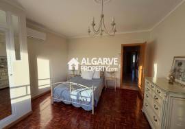 Spacious 4-bedroom apartment next to the beach in the centre of Quarteira.