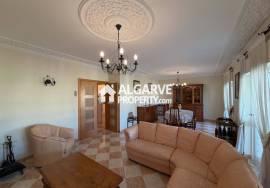 Spacious 4-bedroom apartment next to the beach in the centre of Quarteira.