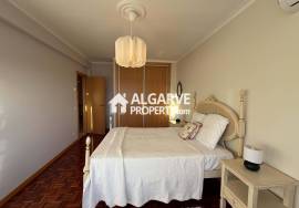 Spacious 4-bedroom apartment next to the beach in the centre of Quarteira.
