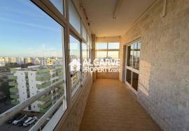 Spacious 4-bedroom apartment next to the beach in the centre of Quarteira.