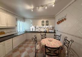 Spacious 4-bedroom apartment next to the beach in the centre of Quarteira.