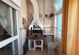 Spacious 4-bedroom apartment next to the beach in the centre of Quarteira.