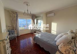 Spacious 4-bedroom apartment next to the beach in the centre of Quarteira.