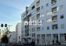 Spacious 4-bedroom apartment next to the beach in the centre of Quarteira.