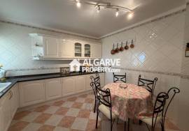 Spacious 4-bedroom apartment next to the beach in the centre of Quarteira.