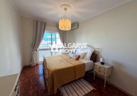 Spacious 4-bedroom apartment next to the beach in the centre of Quarteira.