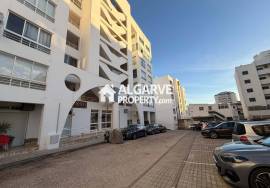 Spacious 4-bedroom apartment next to the beach in the centre of Quarteira.