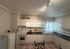 Spacious 4-bedroom apartment next to the beach in the centre of Quarteira.