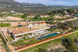 Single-Story 4-Bedroom Villa in the Algarve with Pool, Panoramic Views, and High Energy Efficiency