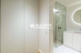 Luxurious brand new 4 bedroom apartment in front of Quarteira Beach, Algarve