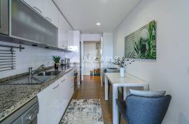 Excellent 1-bedroom apartment with sea views in a condominium with a  pool, south-facing balcony next to Quarteira beach.