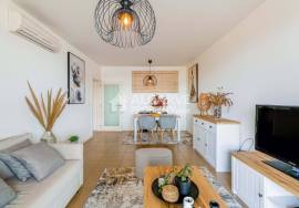 Excellent 1-bedroom apartment with sea views in a condominium with a  pool, south-facing balcony next to Quarteira beach.