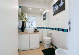 Excellent 1-bedroom apartment with sea views in a condominium with a  pool, south-facing balcony next to Quarteira beach.