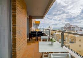 Excellent 1-bedroom apartment with sea views in a condominium with a  pool, south-facing balcony next to Quarteira beach.