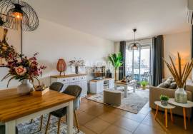 Excellent 1-bedroom apartment with sea views in a condominium with a  pool, south-facing balcony next to Quarteira beach.