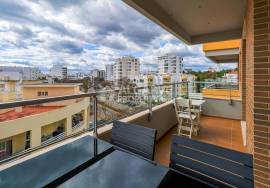Excellent 1-bedroom apartment with sea views in a condominium with a  pool, south-facing balcony next to Quarteira beach.