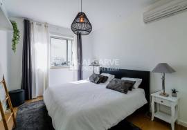 Excellent 1-bedroom apartment with sea views in a condominium with a  pool, south-facing balcony next to Quarteira beach.