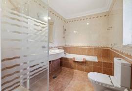 Carvoeiro – Spacious luxury 5+1-bedroom villa with pool, sea views, double garage on large private plot