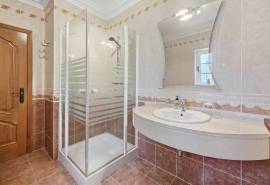 Carvoeiro – Spacious luxury 5+1-bedroom villa with pool, sea views, double garage on large private plot