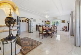 Carvoeiro – Spacious luxury 5+1-bedroom villa with pool, sea views, double garage on large private plot