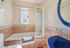 Carvoeiro – Spacious luxury 5+1-bedroom villa with pool, sea views, double garage on large private plot