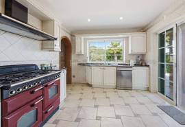 Carvoeiro – Spacious luxury 5+1-bedroom villa with pool, sea views, double garage on large private plot