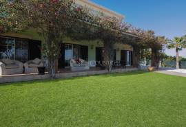 Carvoeiro – Spacious luxury 5+1-bedroom villa with pool, sea views, double garage on large private plot