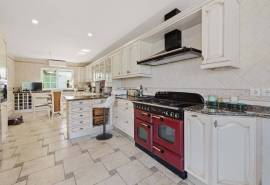 Carvoeiro – Spacious luxury 5+1-bedroom villa with pool, sea views, double garage on large private plot